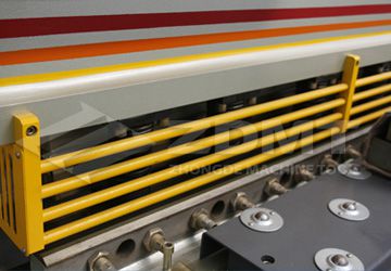 简略单纯式防护栅栏.jpg 简略单纯式防护栅栏.jpg