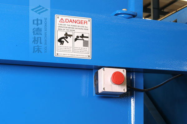 ZDSK-1632剪板机后部告急遏制按钮，最大水平保证工人宁静.jpg